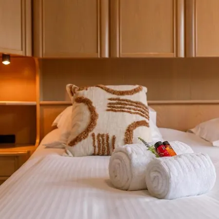 Bakboord أوستيند